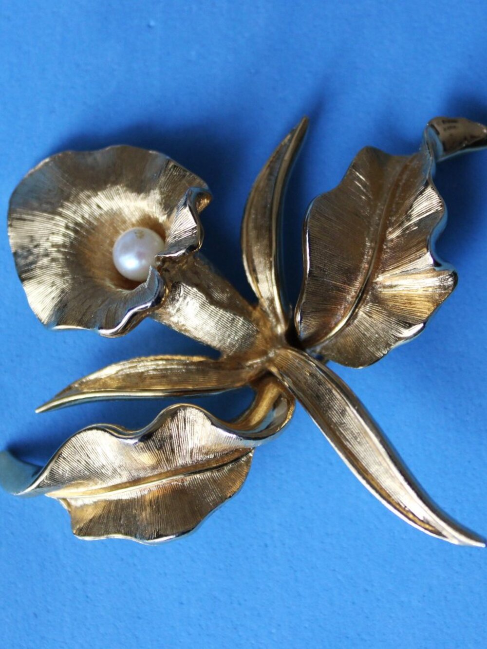 1960-S BOUCHER VINTAGE ORCHID FLOWER BROOCH  DECORATED WITH FRESH WATER PEARL. N